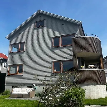 Ons Large Villa, Walking Distance To Town Villaer