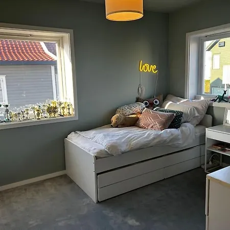 Ons Large Villa, Walking Distance To Town